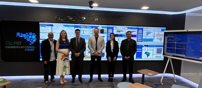 Representantes da Sicos visitam laboratório de inteligência do Observatório da Fiesc