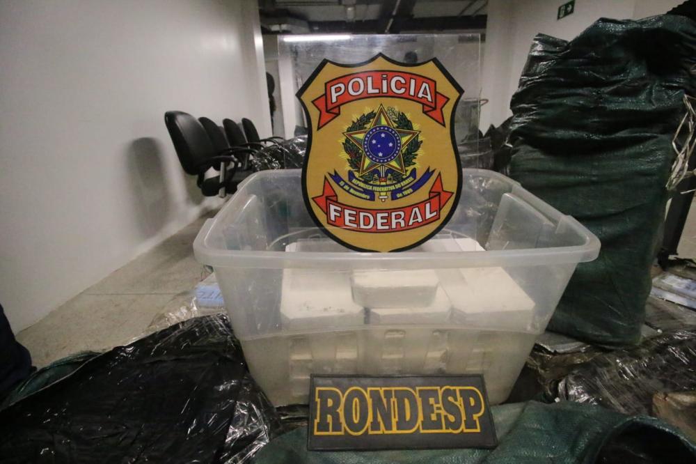 Polícia Militar e Polícia Federal da Bahia apreende R$ 30 milhões em cocaína.