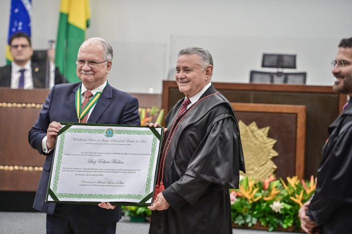 Ministro Edson Fachin é condecorado pelo Tribunal Regional Eleitoral do Acre