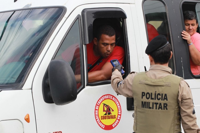 Blitz do Detran em parceria com a PM garante segurança dos foliões da Micareta de Feira