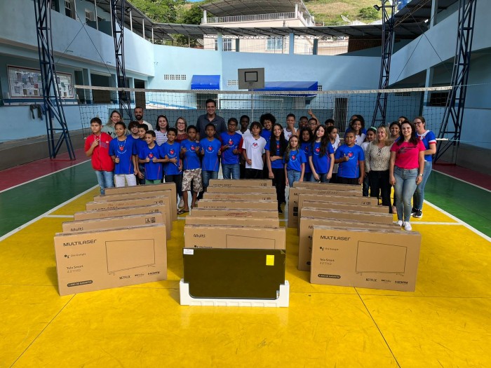 ESCOLA MUNICIPAL DEOCLECIANO DE OLIVEIRA RECEBE 20 SMART TVS