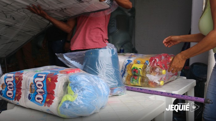 Prefeitura de Jequié inicia entrega de colchões e cestas básicas às famílias afetadas pelas enchentes, conforme cadastro da Defesa Civil