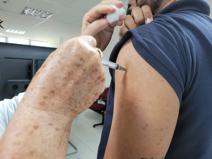 Sesapi reforça importância da imunização contra a Covid-19 com a vacina bivalente