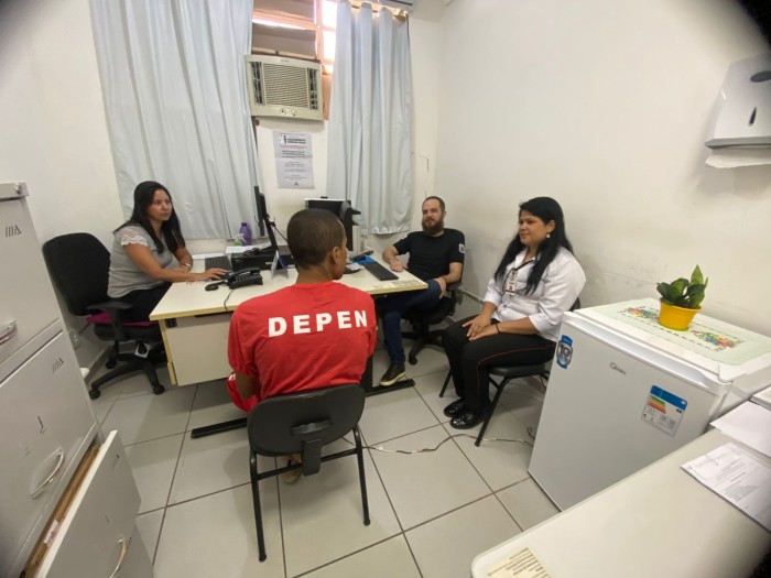 Assistentes sociais visitam unidades prisionais para entender rotina e qualificar o atendimento aos familiares de presos
