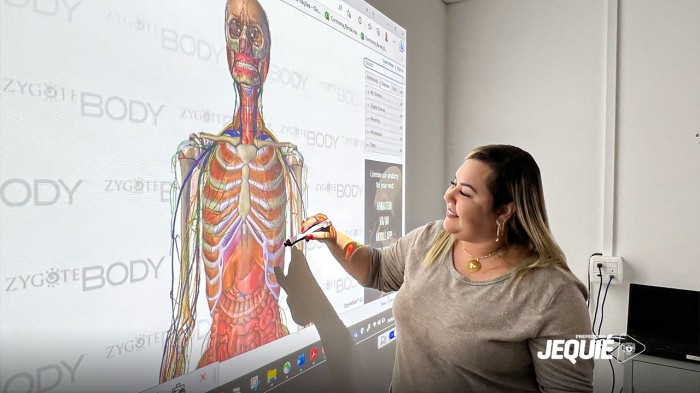 Prefeitura de Jequié investe na aquisição de projetores interativos e segue com projeto de modernização das escolas municipais