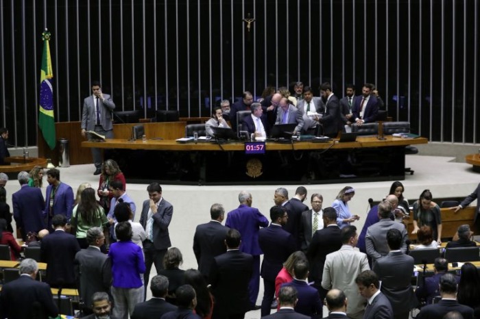 Câmara aprova regime de urgência para projeto sobre as fake news; acompanhe
