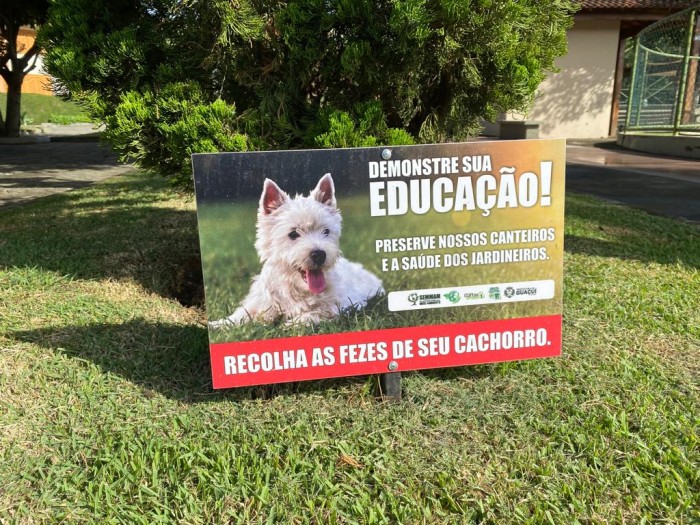 SEMMAM INSTALA PLACAS EM ÁREAS AJARDINADAS PARA SENSIBILIZAR TUTORES DE CÃES