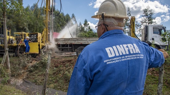 Poços artesianos levam alento a comunidades do Estado