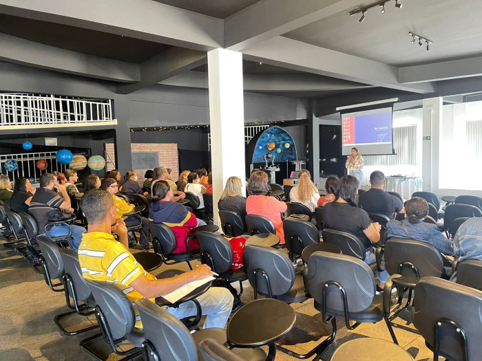 Servidores que atuam na recepção das unidades de saúde participam de capacitação para atendimento ao público