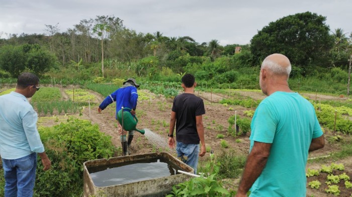 SEMAG realiza assistência técnica rural e análise do solo em técnico agrícola de Alagoinhas
