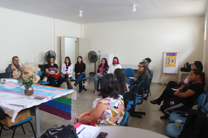 Equipe do Crav recebe capacitação sobre atendimento a pessoas LGBTPQIA+