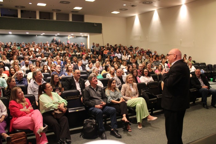 Secretaria de Educação apresenta planejamento em encontro com o órgão central