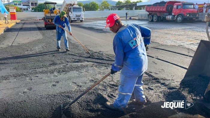 Prefeitura de Jequié avança com nova etapa da requalificação e ampliação do CEAVIG, contemplando pavimentação asfáltica do estacionamento
