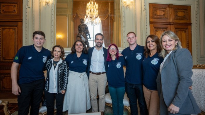 Governador recebe estudantes de Bagé premiados pela Nasa