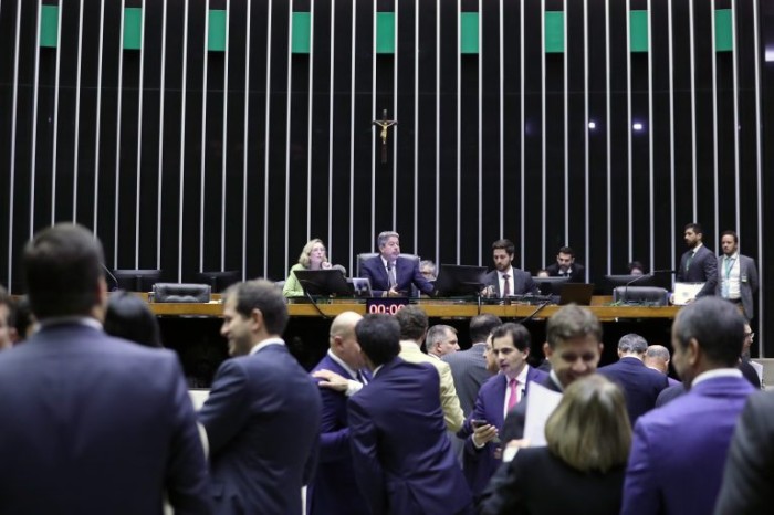 Deputados analisam projeto sobre igualdade salarial entre mulheres e homens; acompanhe