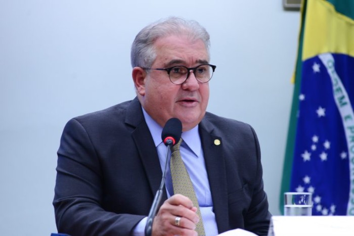 Comissão aprova projeto que obriga estabelecimentos a terem placa mostrando que discriminar idoso é crime
