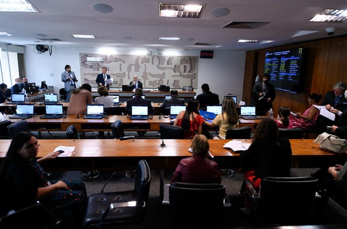CAS aprova instalação de painéis antidrogas em frente a cada escola pública