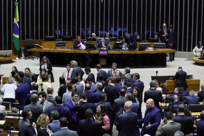 Plenário aprova urgência para dois acordos internacionais; acompanhe