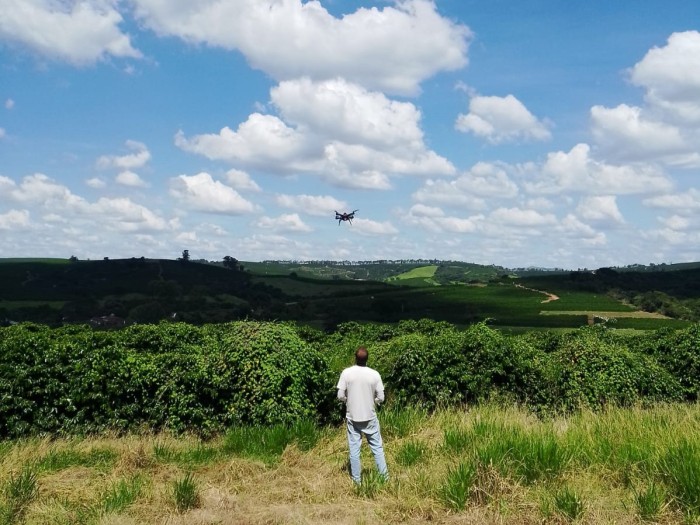 Epamig monitora condições hídricas de cafeeiros por meio de drones, sensores de campo e imagens de satélite