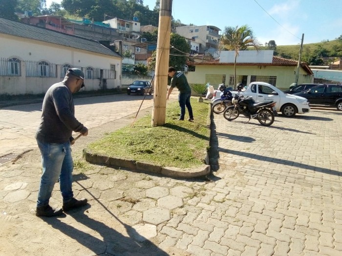 SEMMAM DÁ INÍCIO AO TRABALHO DE JARDINAGEM EM ÁREA DE LAZER NO BAIRRO MANOEL MONTEIRO TORRES