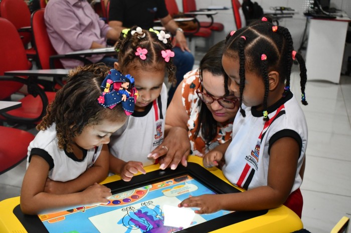 Aprender brincando é mais divertido: creches e ensino infantil ganham mesas interativas direcionadas ao aprendizado