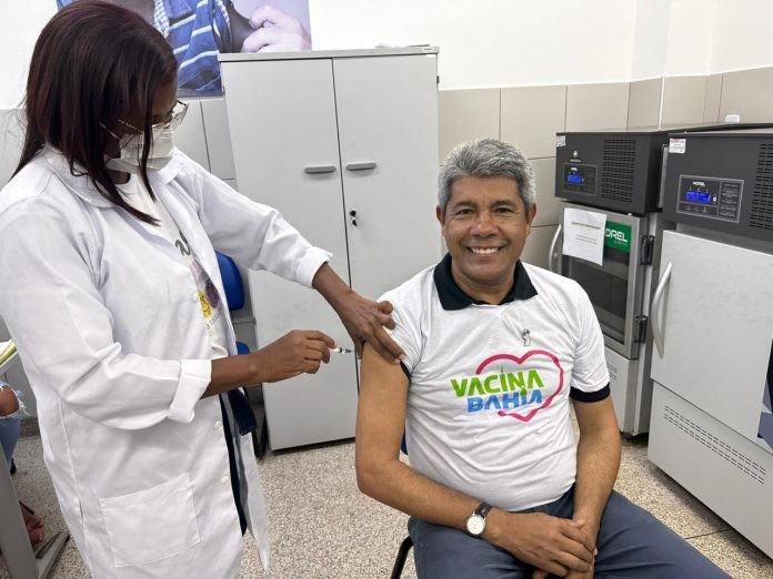 No Dia D da vacinação, Jerônimo atualiza cartão com doses da bivalente e contra a Influenza e pede que população se vacine