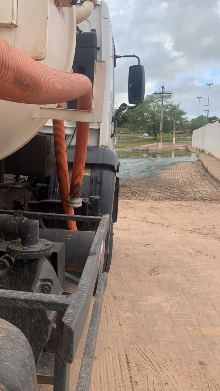 Prefeitura de Alagoinhas realiza operação de limpeza e desobstrução de bueiros em pontos críticos da cidade