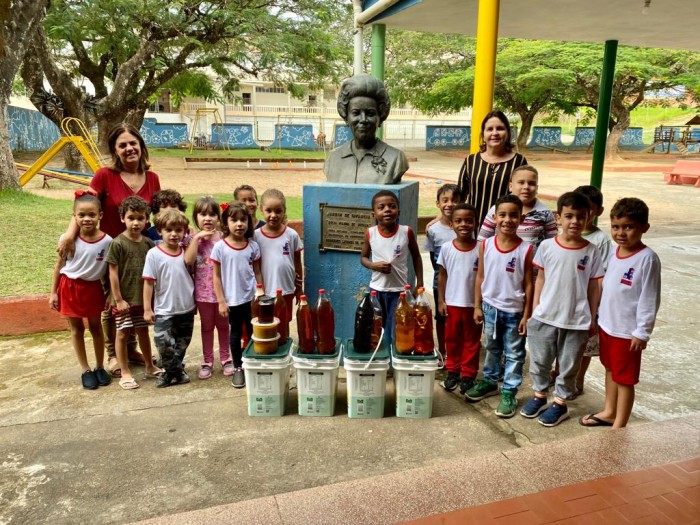 PROJETO RECICLA GUAÇUÍ RECOLHE 80 LITROS DE ÓLEO DE COZINHA USADO EM ESCOLA