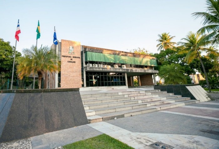 Prefeitura ressalta que cumpre piso salarial e pede retorno dos professores às escolas