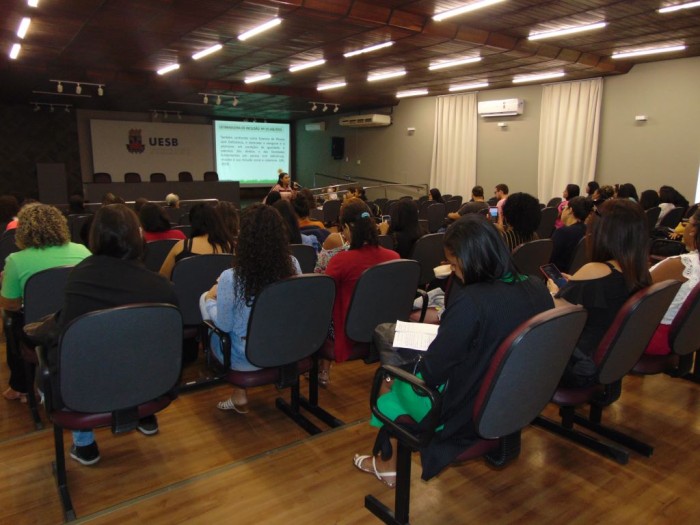 Secretaria Municipal de Educação realiza formação com auxiliares de vida escolar