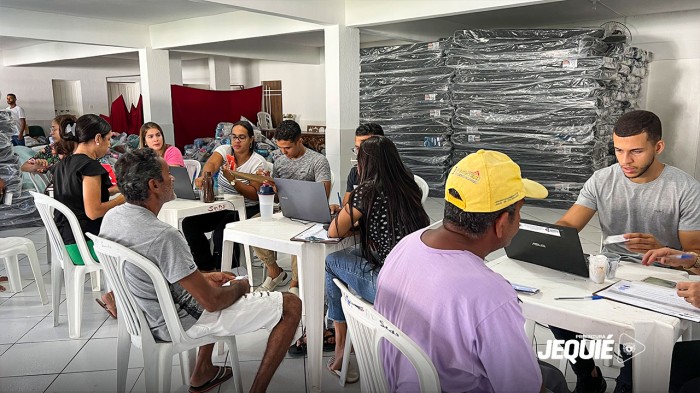 Prefeitura de Jequié entrega kits de cestas básicas, higiene, limpeza e dormitório às famílias do Joaquim Romão cadastradas durante enchentes