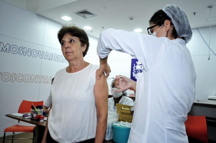 Campanha de vacinação bivalente contra Covid-19 segue em Nova Iguaçu