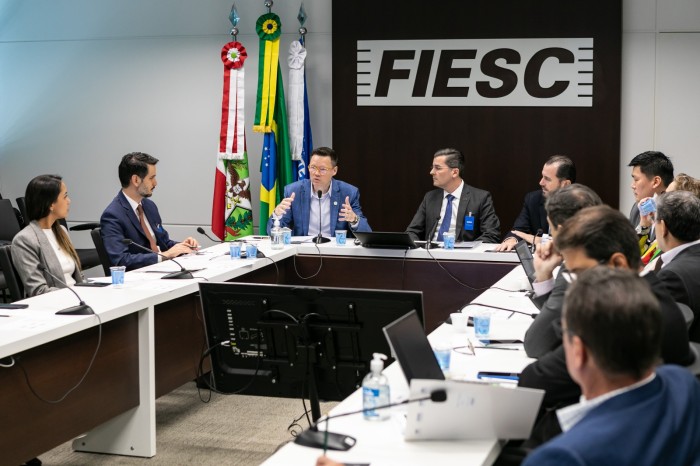 Fazenda de SC defende modelo tributário mais justo e simplificado em reunião na Fiesc 