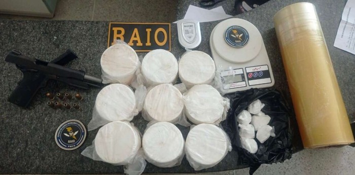 Homem é preso pela PMCE em Iguatu com pistola e 4,6 kg de cocaína