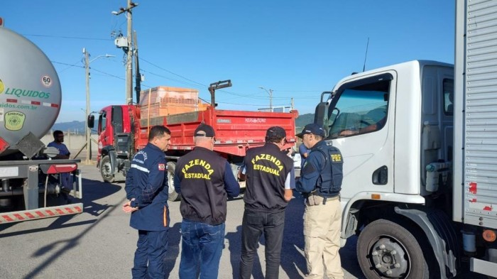 Fazenda flagra irregularidades no transporte de mercadorias no Sul e Litoral de Santa Catarina