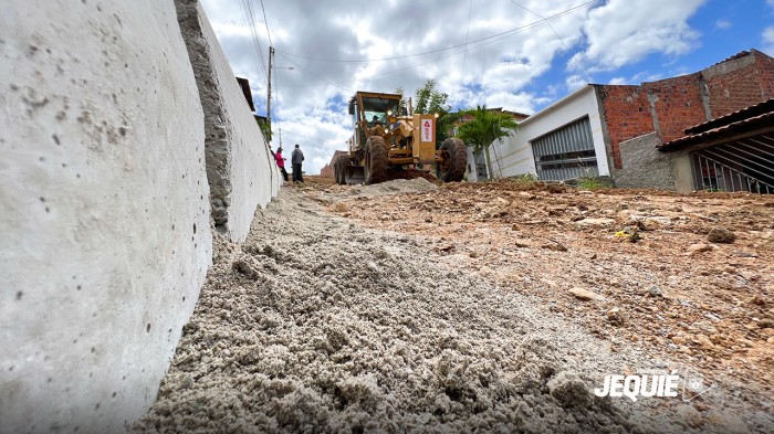 Prefeitura de Jequié segue ampliando atendimento dos serviços de pavimentação de vias públicas
