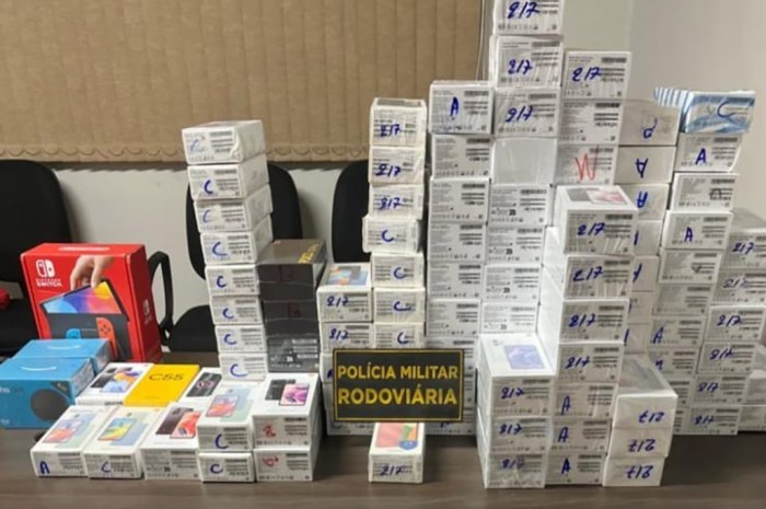 PM apreende 1,6 mil cigarros eletrônicos e centenas de outros produtos em abordagem a ônibus