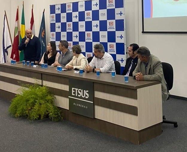 Fazenda explica função social dos tributos em evento com professores de Blumenau