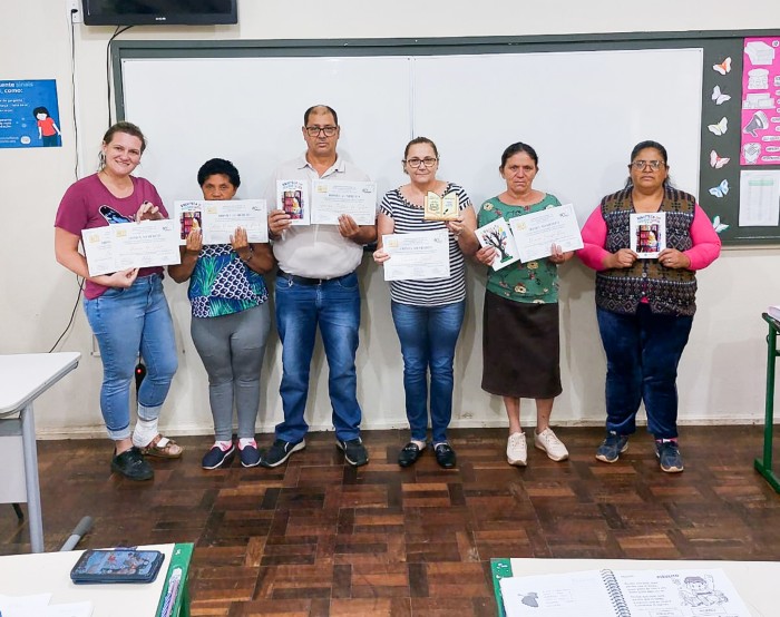 Turma de alfabetização de adultos de Seara integra coletânea de textos Biblioteca do Pequeno Leitor