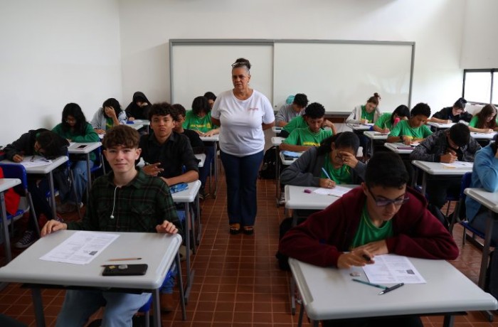 Com reajuste, Governo do Estado inicia processo de correção salarial dos professores convocados