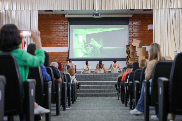 FCEE celebra 55 anos com homenagens para servidores em cerimônia solene
