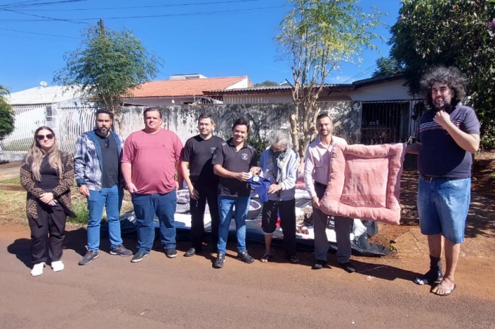 Polícia Penal doa camas e roupas pet feitas por detentos a abrigo de animais em Cascavel