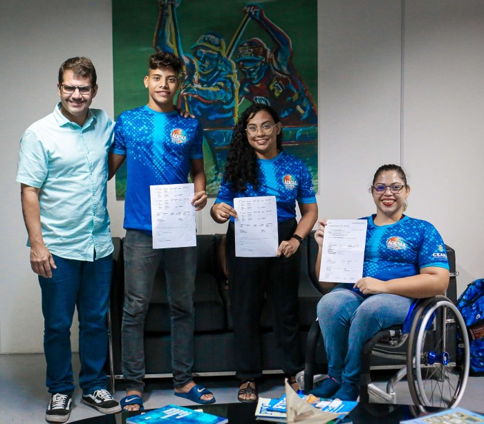 Sesporte entrega passagens aéreas para atletas de paranatação