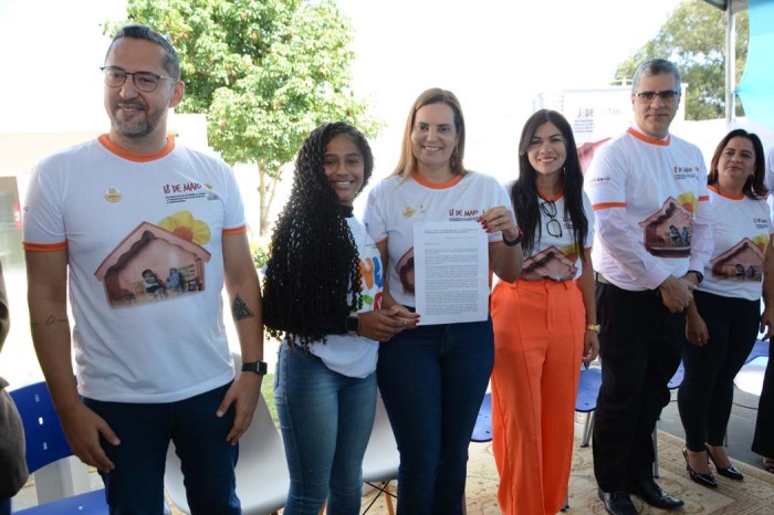 Adolescente do Nuca entrega carta às autoridades pelo fim da violência contra crianças e adolescentes