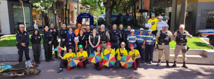 Blitz educativa sobre prevenção de acidentes chama atenção do público na Praça da Savassi