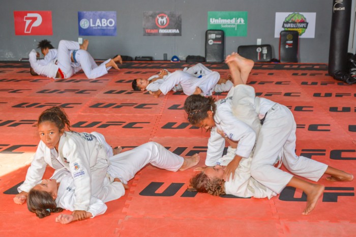 Reconhecidos internacionalmente, irmãos Nogueira, em parceria com a Prefeitura, atendem 200 crianças com artes marciais