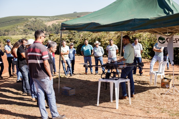 Segundo dia da Expocafé 2023 é marcado por demonstrações de equipamentos na lavoura da Epamig