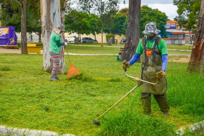 Secretaria do Meio Ambiente realiza limpeza em praças e áreas verdes da cidade