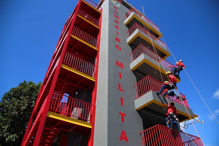 Alunos do Curso de Formação de Soldados treinam em torre do Corpo de Bombeiros