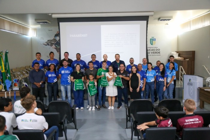 Atletas das escolinhas esportivas da Prefeitura são recepcionados pela participação em campeonatos realizados em abril